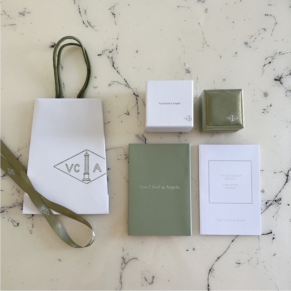 VAN CLEEF & ARPELS NECKLACE BOX AND BAG | FULL SET